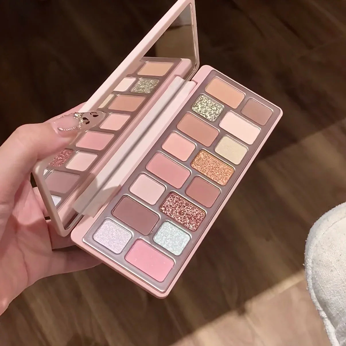 Qianyan  16-Color Luxury Eyeshadow Palette