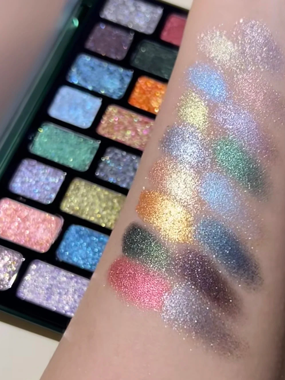 Qianyan  16-Color Luxury Eyeshadow Palette